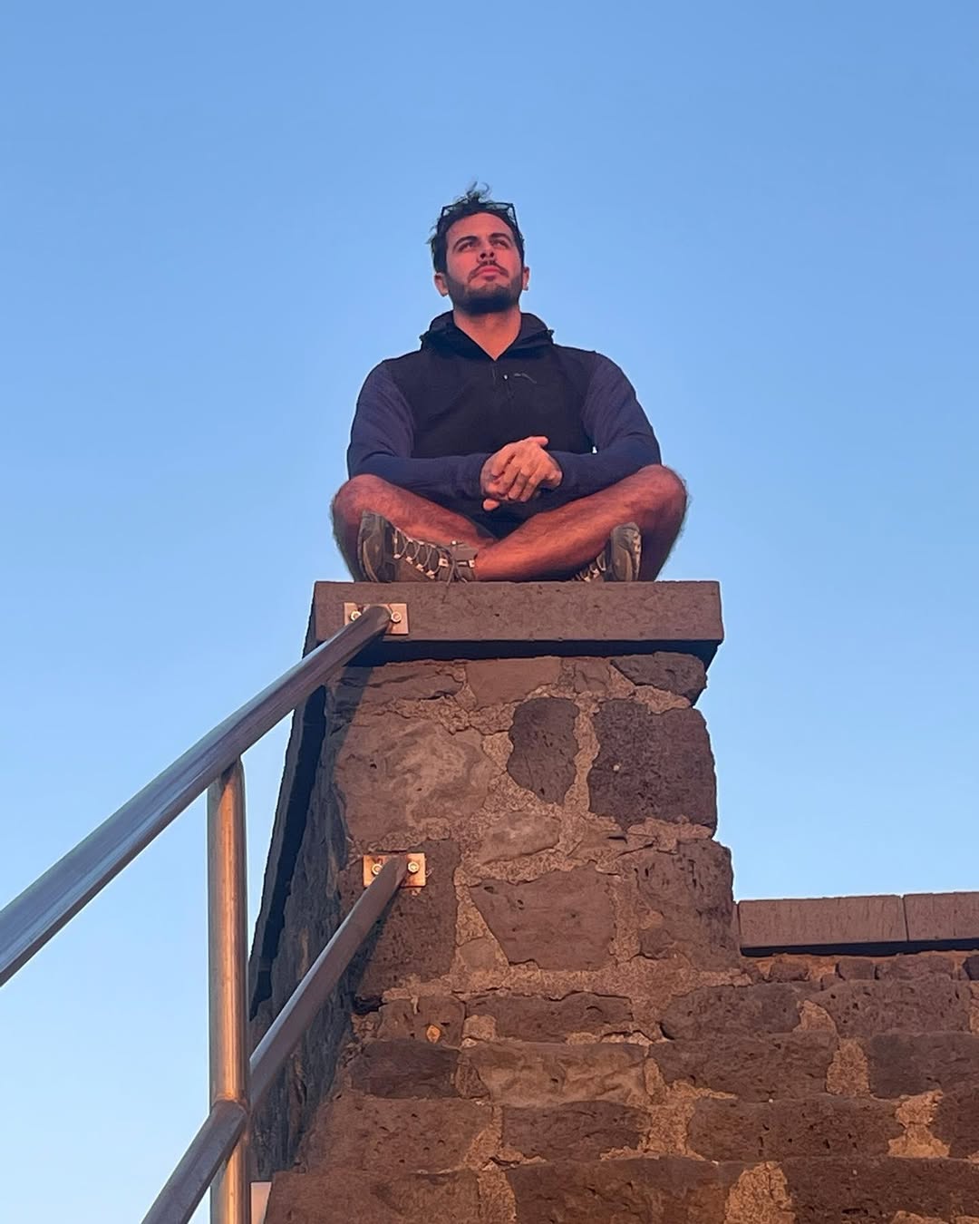 Andrea seduto su un muretto di pietra a Lanzarote