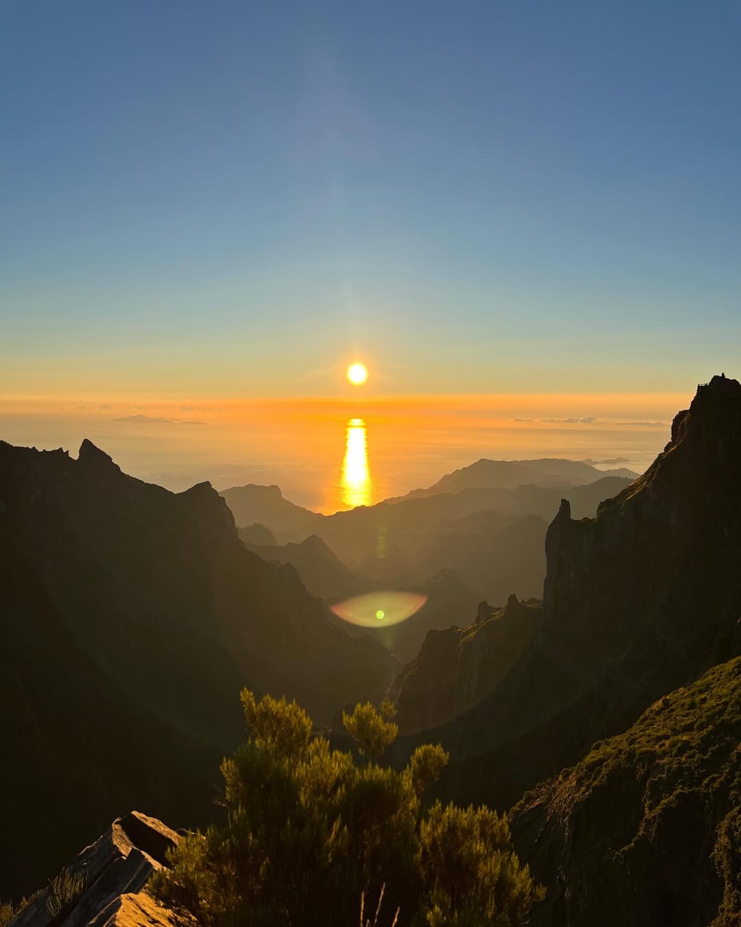 Il tramonto tra le montagne di Madeira