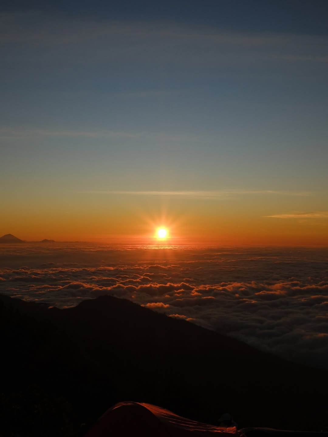 L’alba sopra le nuvole dal Rinjani, Lombok
